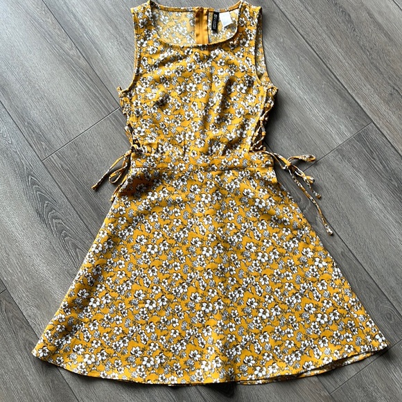 H&M | Yellow Floral Dress with Lace-up Detail - Picture 1 of 6